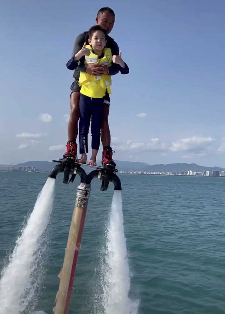 霍思燕曬7歲兒子近況，嗯哼挑戰高難水上項目，臉蛋英俊瘦成竹竿