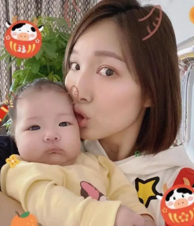 王祖藍曬全家福慶二寶滿百天，妹妹長相隨媽，姐姐笑起來超像爸爸