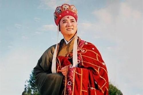 男子因与弥勒佛相似，被富婆看中带回家\"供