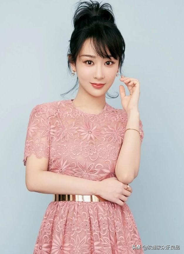 见过杨紫的西式婚纱照，美若天仙，再看看中式婚服，网友神评