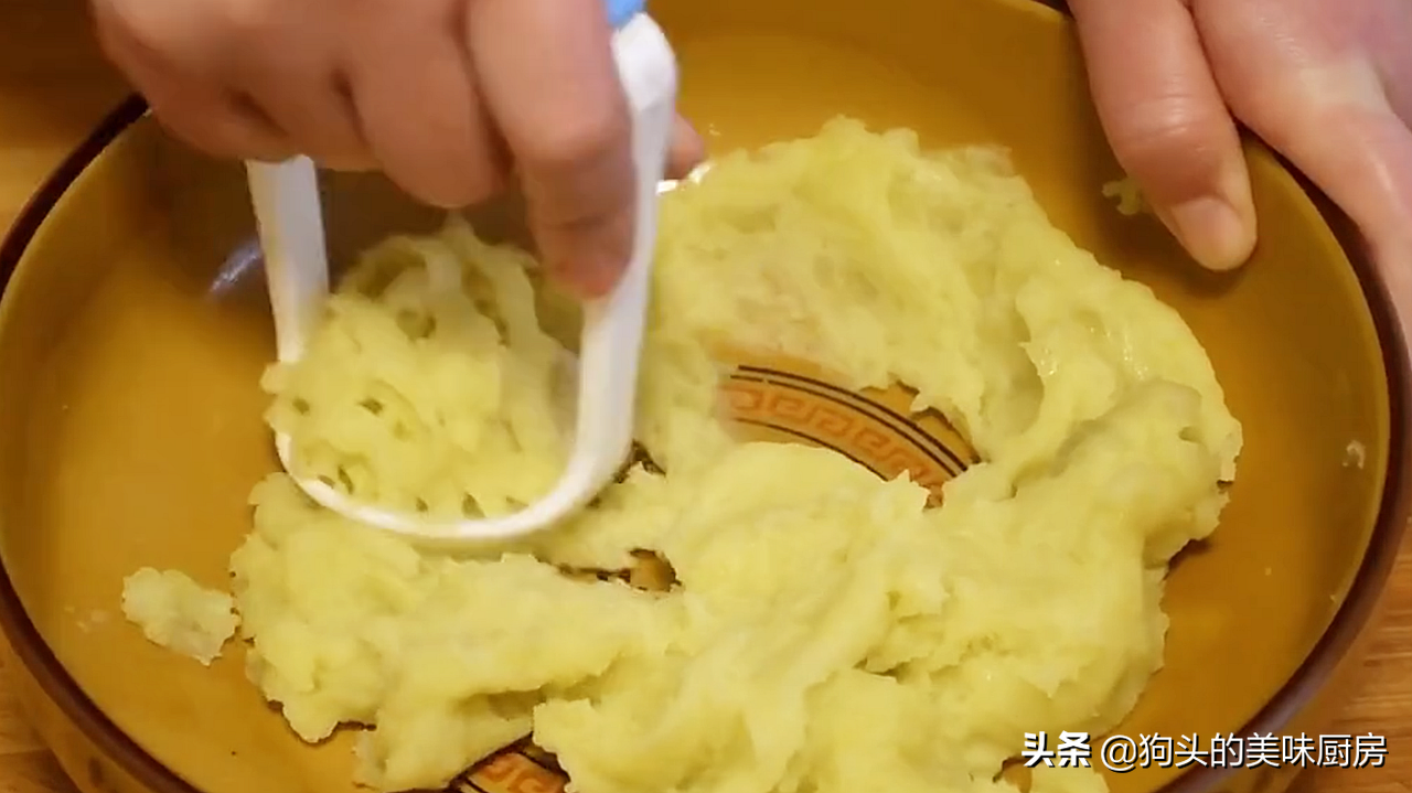 土豆不要炒著吃了，教你一個新吃法，簡單美味，上桌全家都愛吃