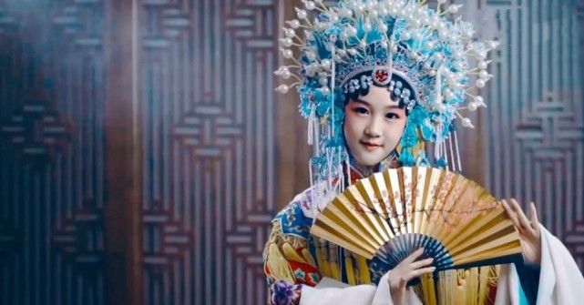 陆毅女儿再以京剧扮相出镜，贝儿造型超亮眼，举手投足尽显专业范