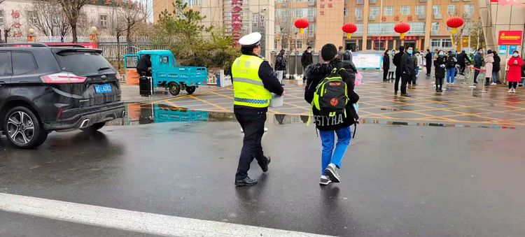 开学第一天 邯郸肥乡交警雨雪中为学生保驾护航