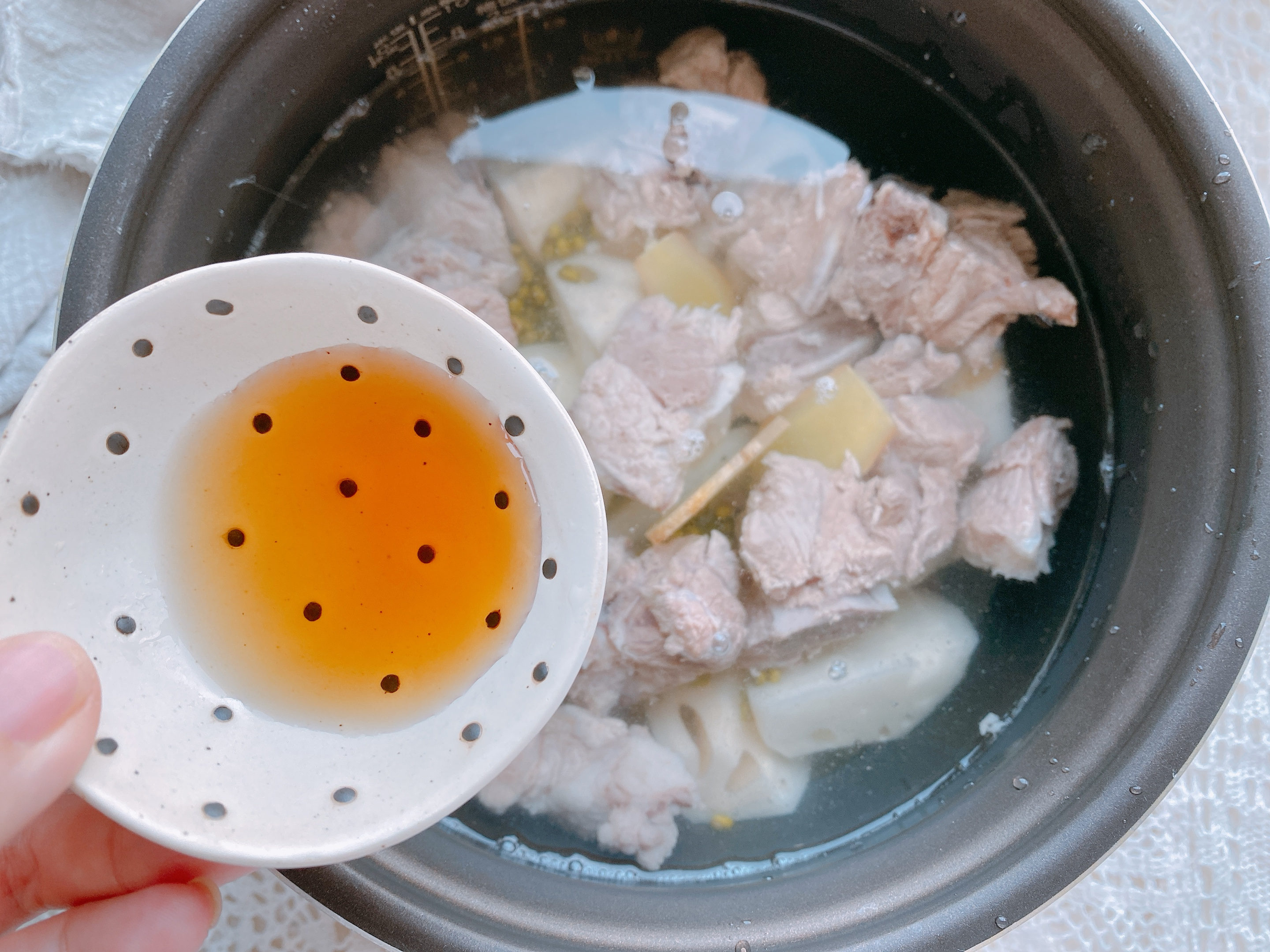 2节莲藕1把绿豆，炖出最适合秋天的汤，清热降火健脾补钙，超好喝