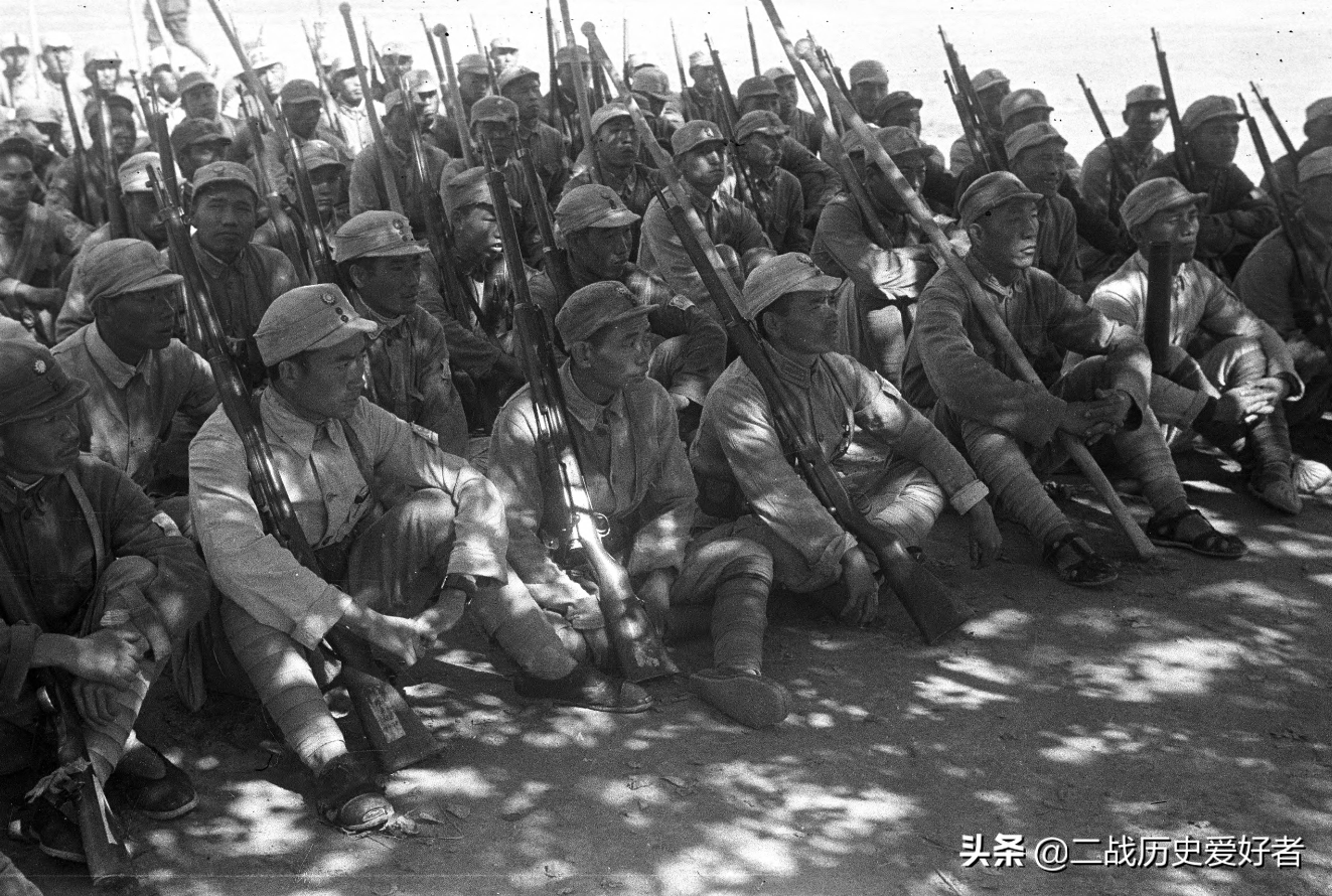 从一张八路军树下乘凉图，看看八路军主力部队武器装备有多好