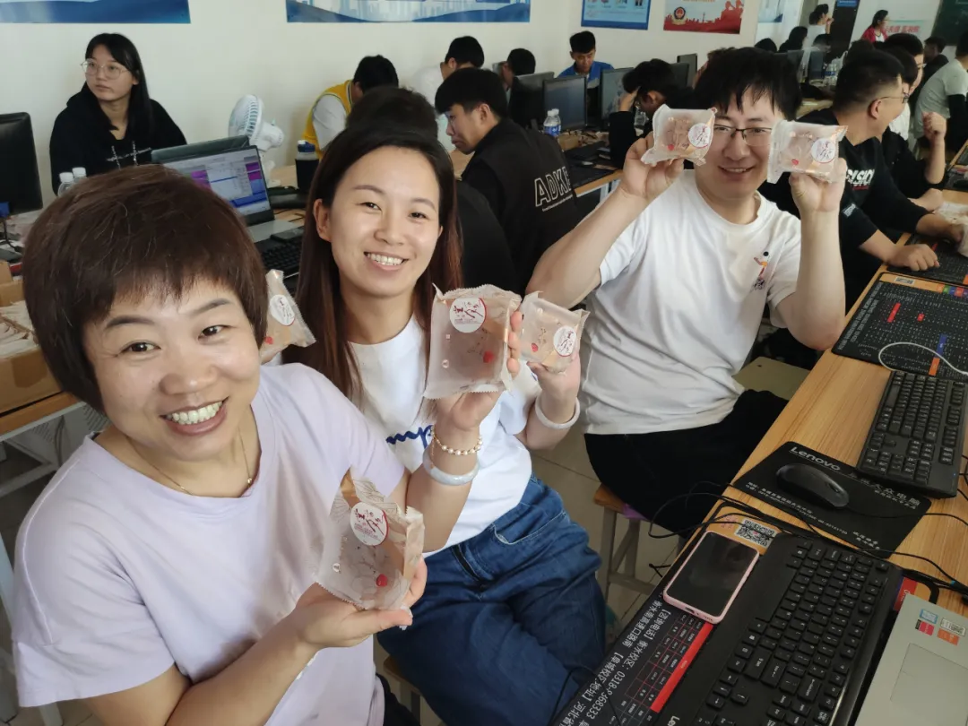 浓情中秋 爱满校园——我校为学生发放中秋月饼,送上节日祝福