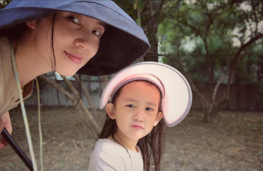 黃磊曬出兒時黑白女裝照，紮起兩個小辮穿碎花衣，簡直是多妹翻版