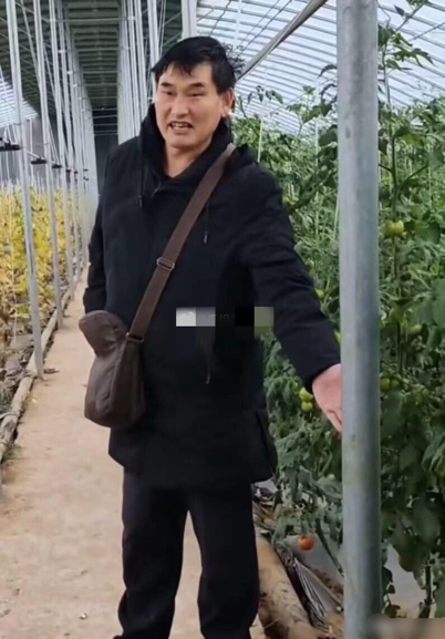 大衣哥媳妇太奢侈？穿貂干脏活不心疼，儿媳曾