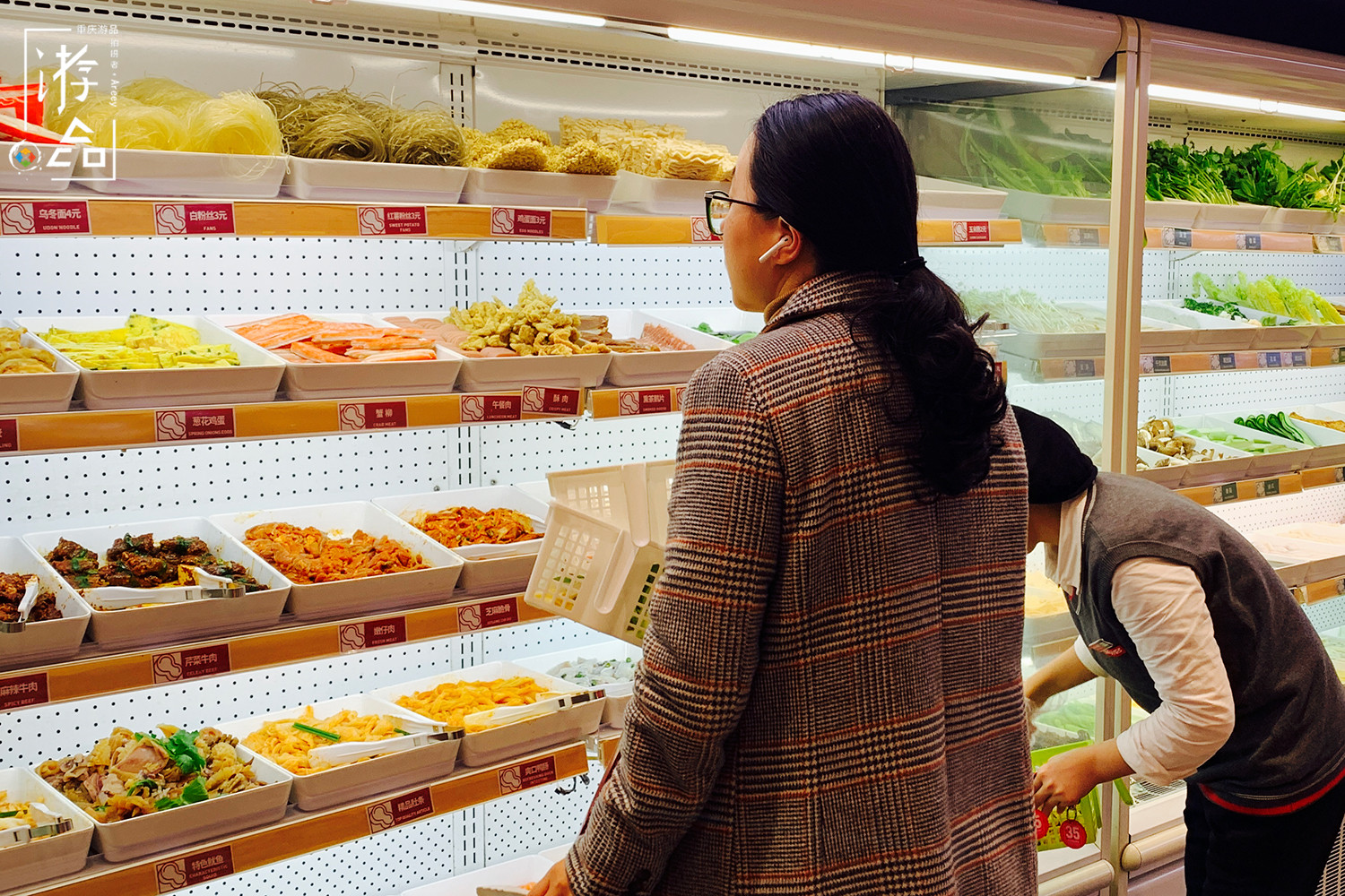 重庆街头餐馆多，面积小但五脏俱全，经营者还都是夫妻