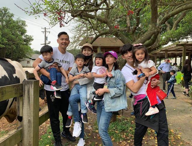 修杰楷陈建州一起带娃，咘咘求亲亲，飞飞却只想举高高，不解风情