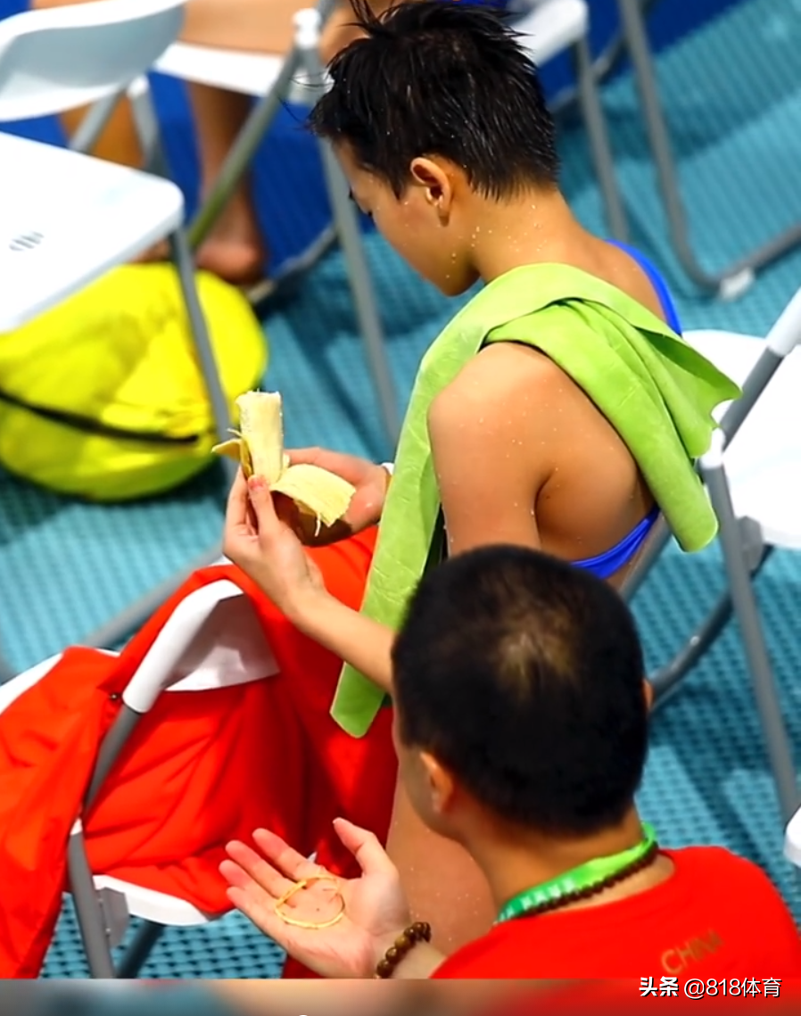 跳饿了!全红婵半决赛前找队医讨香蕉吃,队医只给半个红姐两口吃完