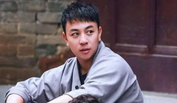 曾火遍全國的釋小龍，從童星“墮落”為跑龍?zhí)?，他?jīng)歷了什么？