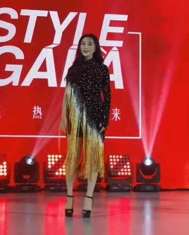 范冰冰空降盛典活动气质大变，将高定穿成妈妈装，脸部浮肿明显