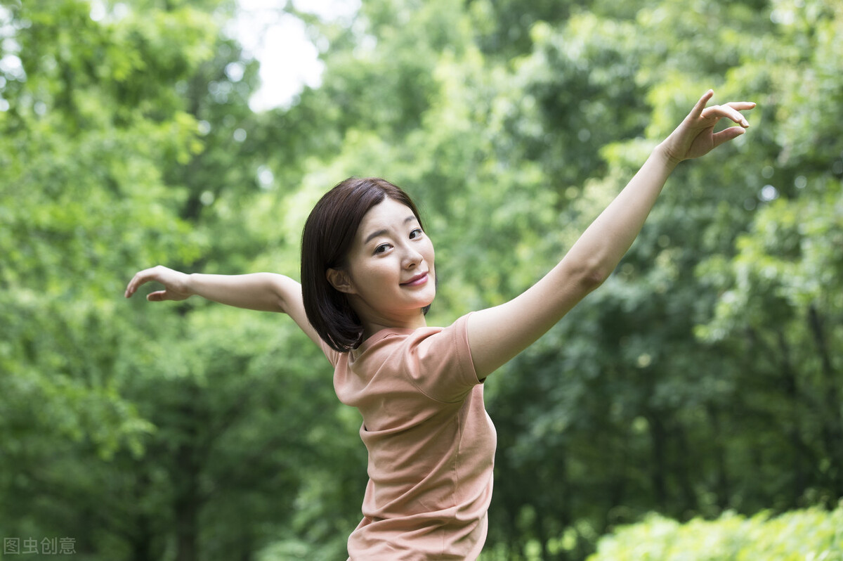 女人约情人到旅馆，被老公发现了，情人从楼梯上跑时把手臂摔伤了