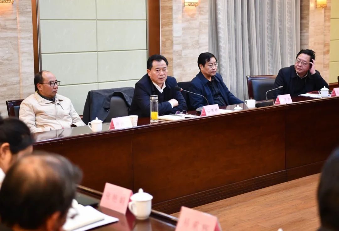 市人民政府就《政府工作报告》征求市人大常委会及部分人大代表意见雷绍业到会听取意见