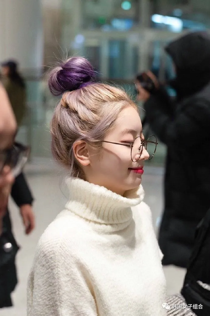 女艺人们的丸子头眼镜造型 就差这么好看的一张脸了51韩团 韩国娱乐 韩国女团 韩国男团 女艺人们的丸子头眼镜造型 就差这么好看的一张脸了51韩团 韩国娱乐 韩国女团 韩国男团