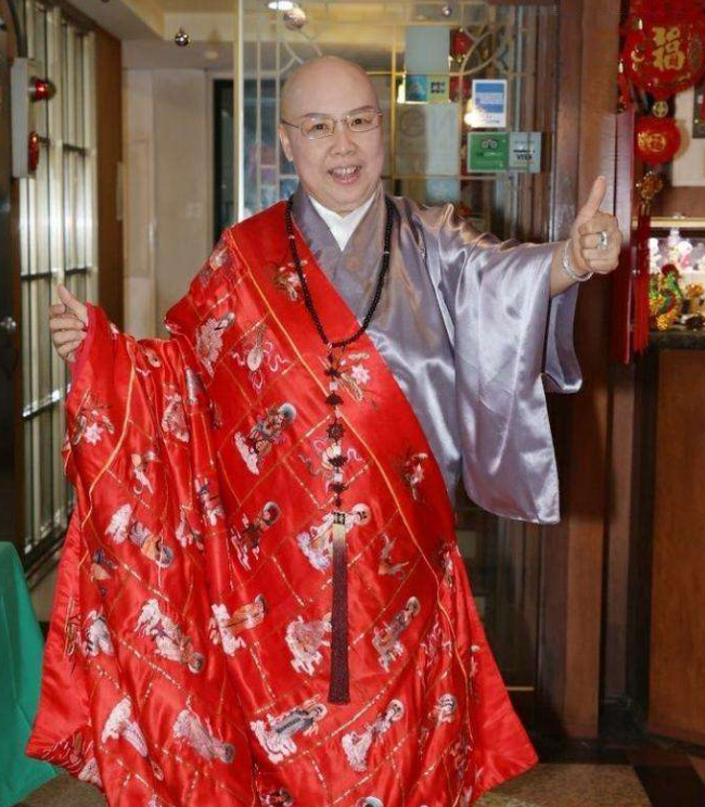 皈依佛门，却喝酒吃肉，穿60万袈裟，费玉清的姐