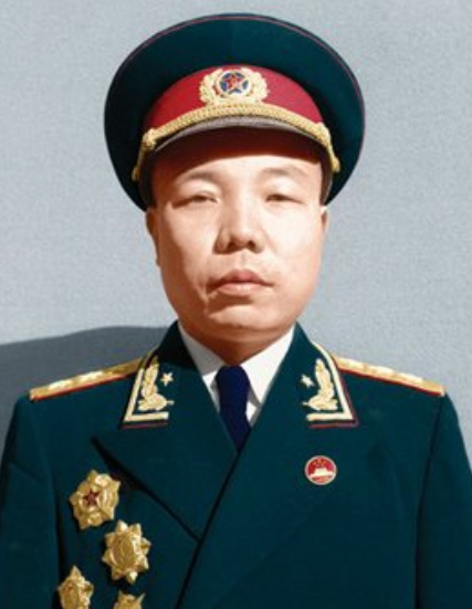 她16岁嫁给肖华，44岁被囚3年，50岁与被关六年的