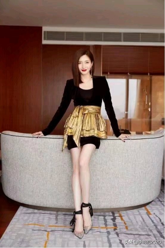 江疏影的“豆腐腿”真是绝了，上台阶时拿手遮，为了美也是拼了