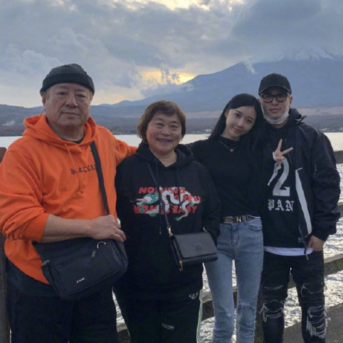 潘玮柏官宣结婚，王思聪却开扒女方黑料，原来男生钟爱网红名媛