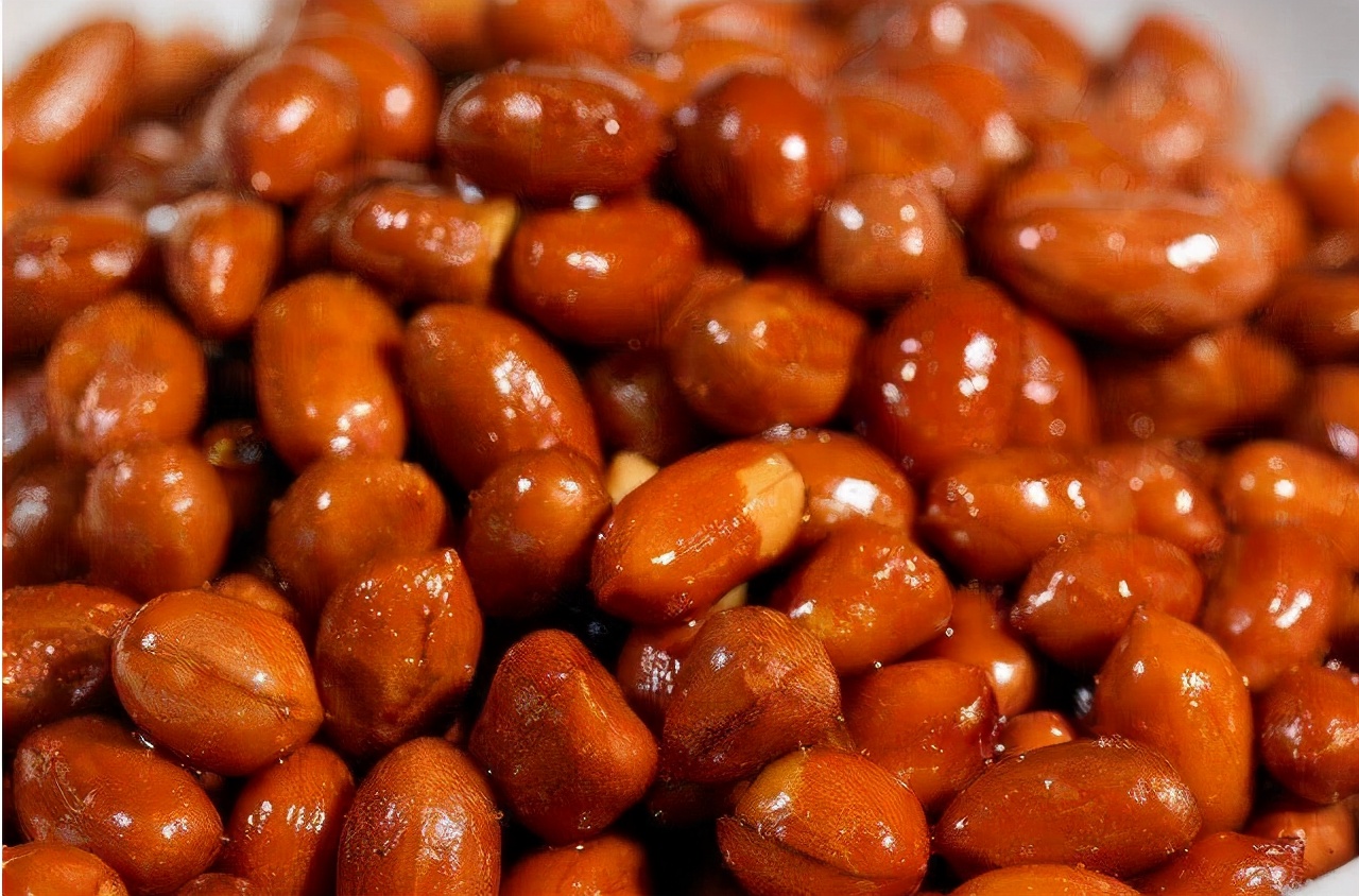 It is a taboo to stir peanuts directly in the pot!  Add 2 more steps, the peanuts are crispy and delicious, but they won’t return to moisture