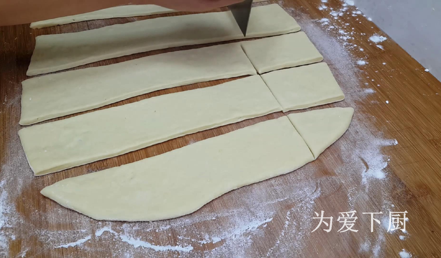 2個雞蛋，半斤麵粉，鍋裡炸一炸，鬆軟又香甜，比麵包油條還好吃