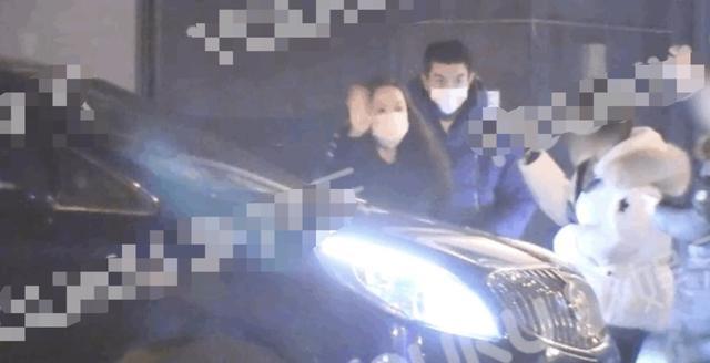 霍思燕与好友聚会室内抽烟再被拍，动作熟练似老烟枪