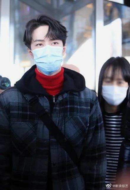 央视|王一博现身央视春晚联排！格子大衣搭配红毛衣 男神又帅出新高度