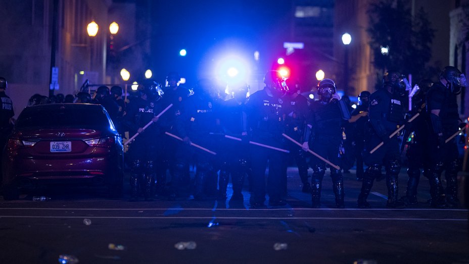 美国大骚乱，愈演愈烈，记者被警察击中！大批军警正包围示威现场