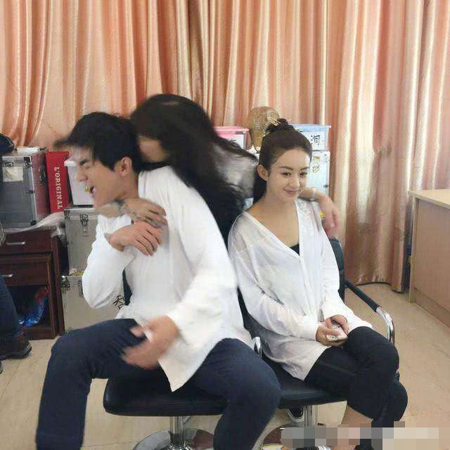 宋小宝被男粉强吻！还戴大波浪假发做伪装，太可怕了