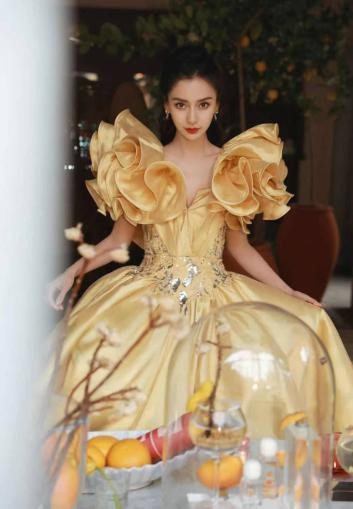 baby复古造型看秀，大波浪红唇太美艳！与小9岁女星同框不输