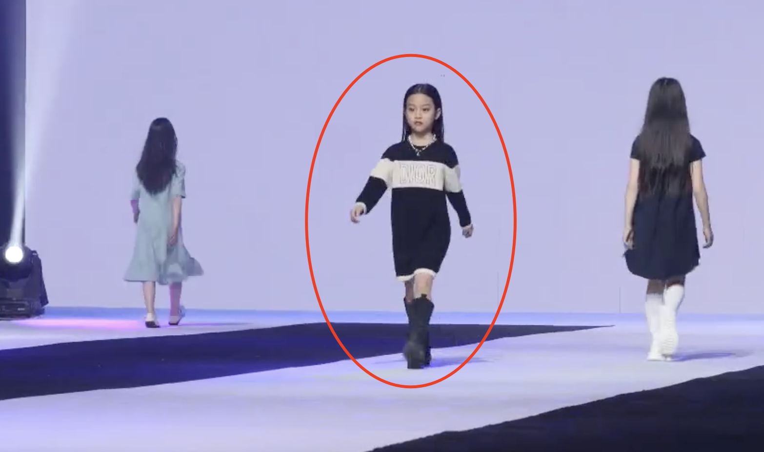 甜馨小考拉Jaden同台走秀超有範兒，李小璐鐘麗緹台下觀看陪女兒