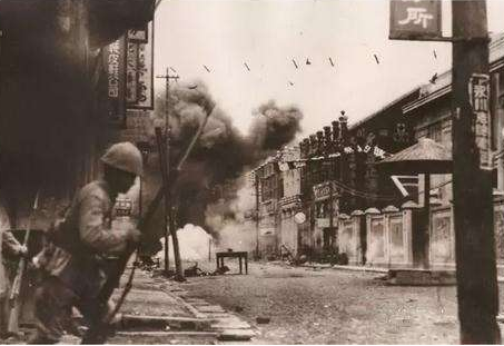 日军搜村闯入大院，老者破口大骂，为何日军官不怒反倒落荒而逃？