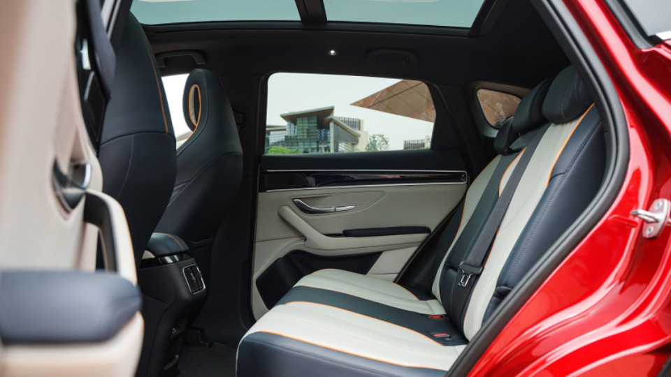小鹏G3i对比宋PLUS EV：有趣向左，实用向右