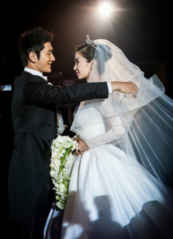 baby陪儿子玩耍后开工，小海绵机场送别妈妈，不哭不闹超乖巧