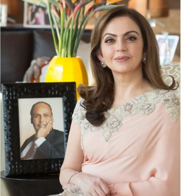 印度首富夫人有多受宠跑车镶3万颗钻石鼻孔上挂着顶级祖母绿