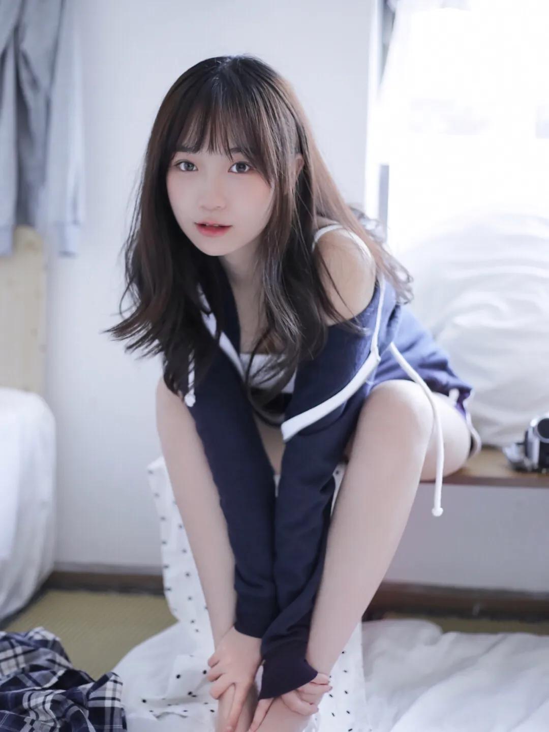 清纯短发美女学生短裙美腿甜美气质图片