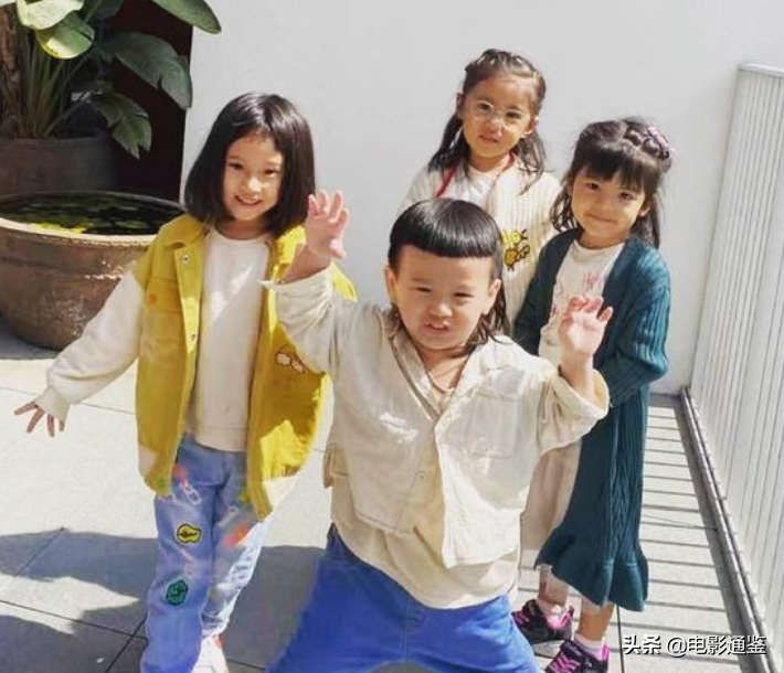 賈靜雯女兒戶外合影，5歲姐姐越長越清秀，見到3歲波妞心動了