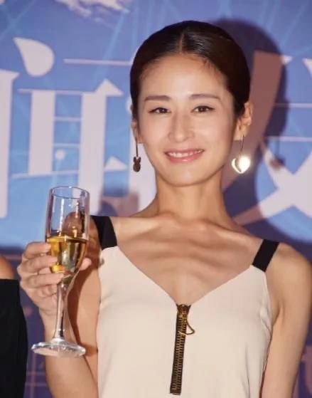 瘦成“纸片人”的5位明星，各有各的辛酸，混娱乐圈怎么那么难