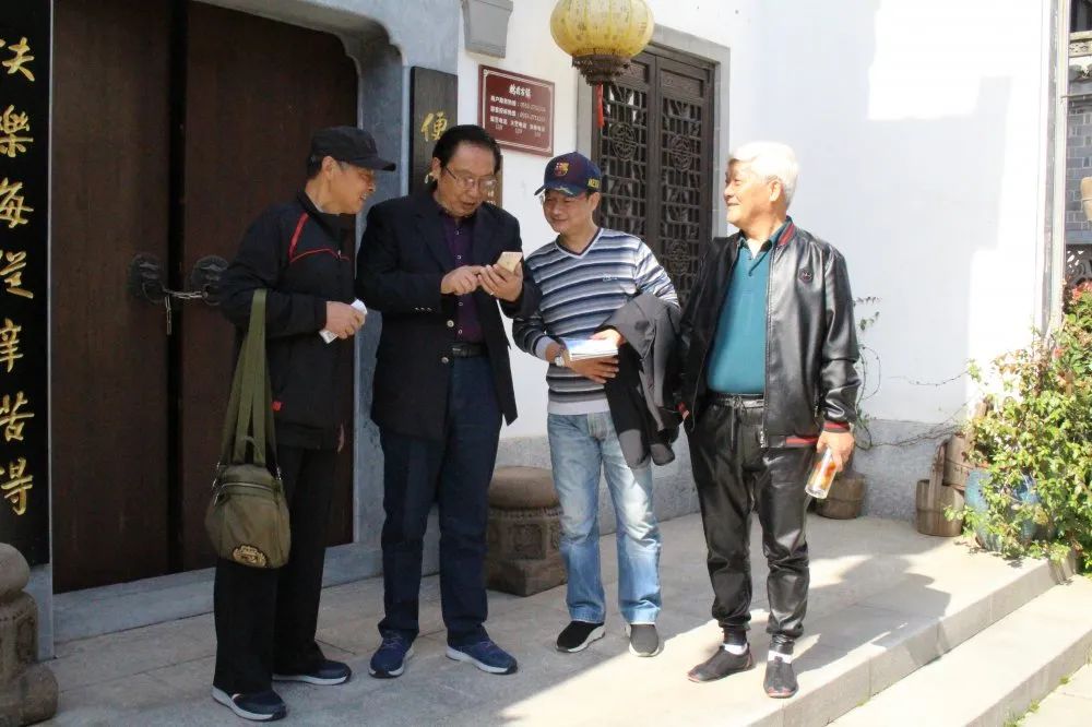 关爱老人游古镇,重阳佳节送温暖