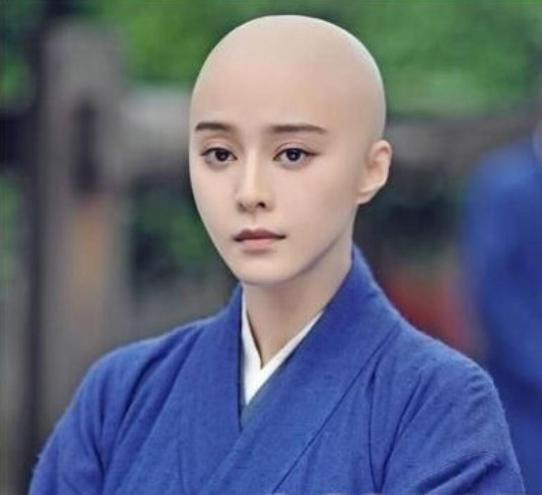 张馨予晒光头造型直冲热搜女神仗着高颜值真是无所畏惧啊