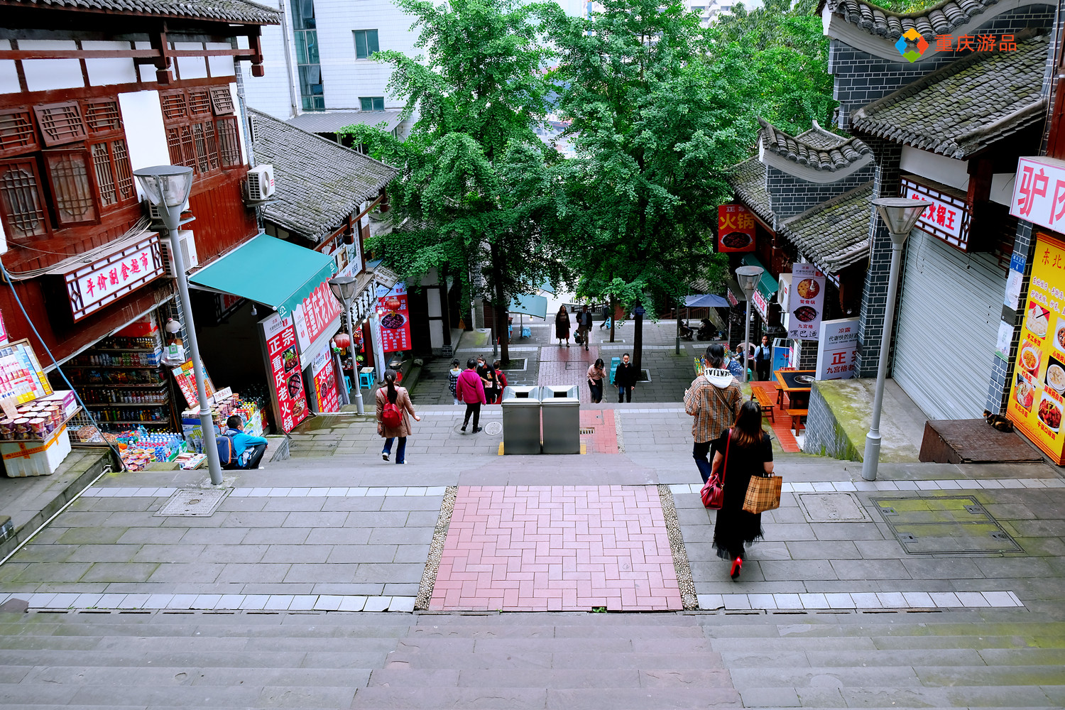 魅力渝中：重庆主城最高人行坡道，旁边就是电梯，却还是非常热闹