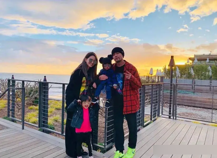 周杰倫一家四口出門吃甜品，一雙兒女正臉曝光，姐弟模樣很可愛