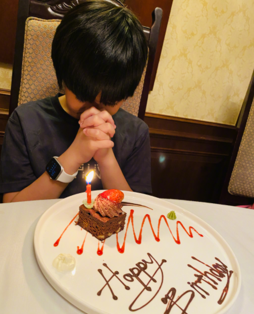 林志颖为儿子庆生，晒Kimi许愿照，生日蛋糕小到离谱