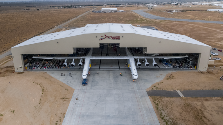 世界最大的飞机有多大？把它放在安225和A380中比就明白了
