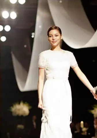 一手好牌打得稀烂，说的就是她吧