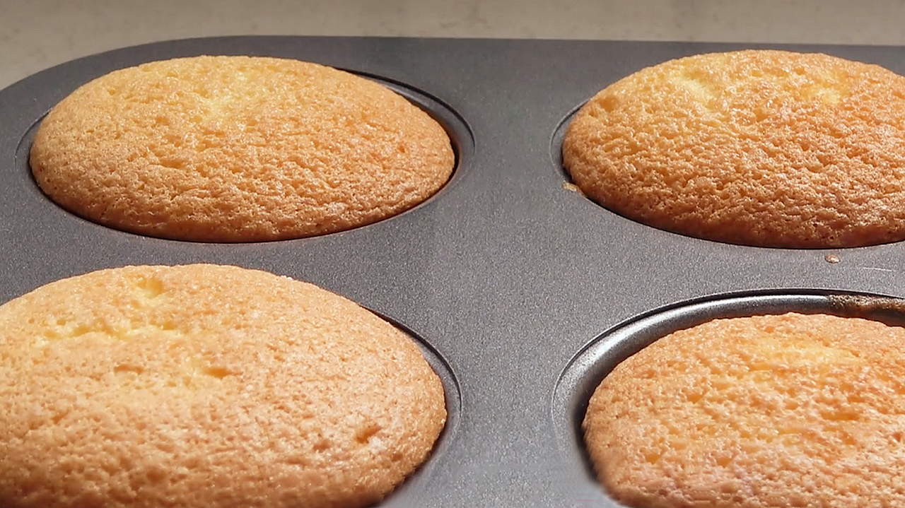 想吃小蛋糕不用買，4個雞蛋半碗麵粉，教你簡易做法，蓬鬆又香甜