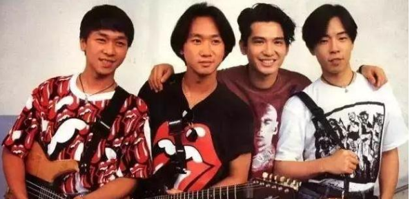 1993年，黄家驹和主持人掉下舞台，一人死亡，他却因为安全帽幸免