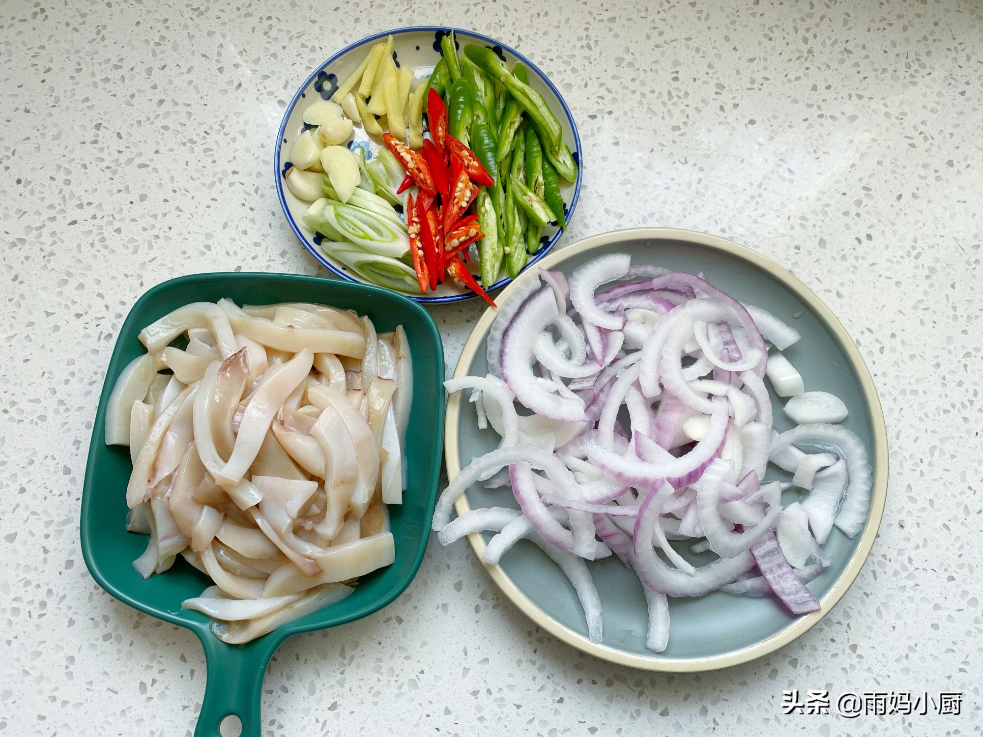 香辣魷魚的家常做法，簡單快手又下飯，麻辣香鮮秒殺路邊攤