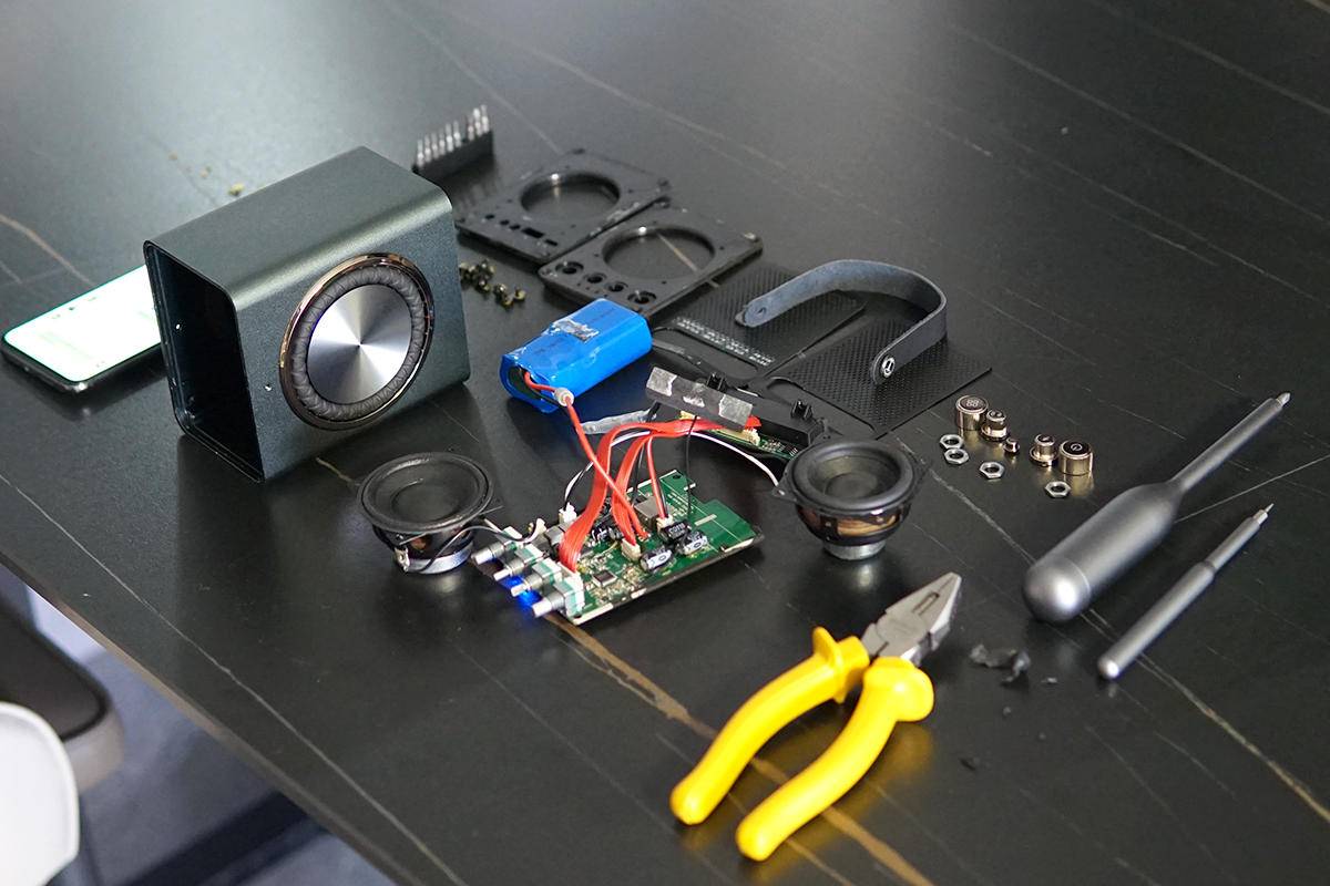 听说这款K歌音箱用的是Bose喇叭，咱们拆来看看